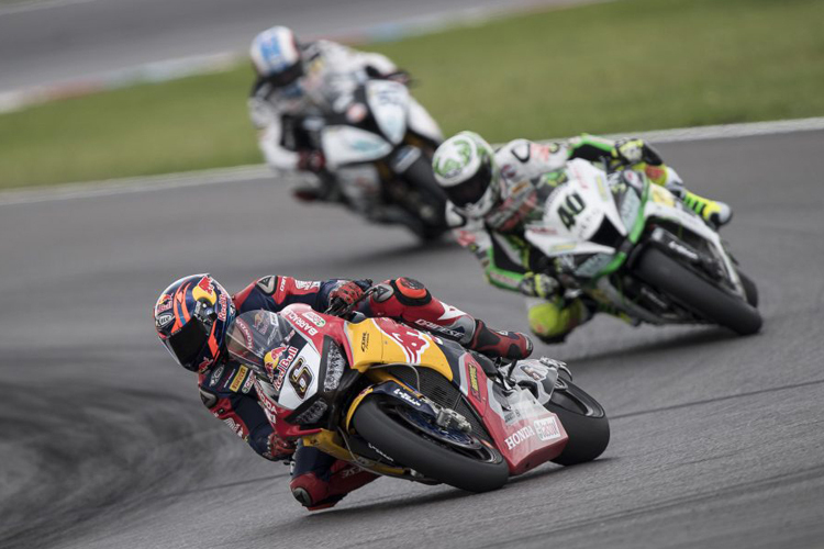 Stefan Bradl vor Roman Ramos und Raffaele De Rosa