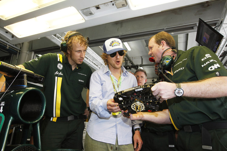 Als erklärter Formel-1-Fan war Owen Wilson bereits mehrmals im Fahrerlager der Formel 1 zu Besuch, 2012 als Gast von Caterham