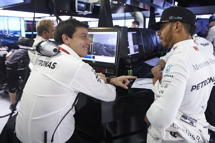 Toto Wolff mit Lewis Hamilton