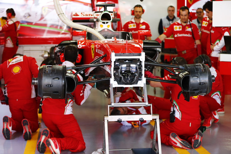 Am Auto von Sebastian Vettel wurde am Trainingsfreitag in Sotschi viel geschraubt