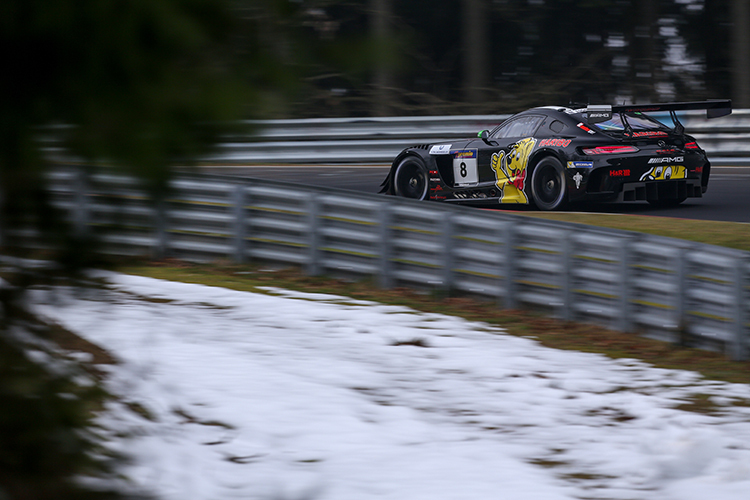 Das schwarze Asphaltband der Nordschleife war zwar freigeräumt, neben der Strecke gab es aber noch reichlich Überbleibsel des Winters.