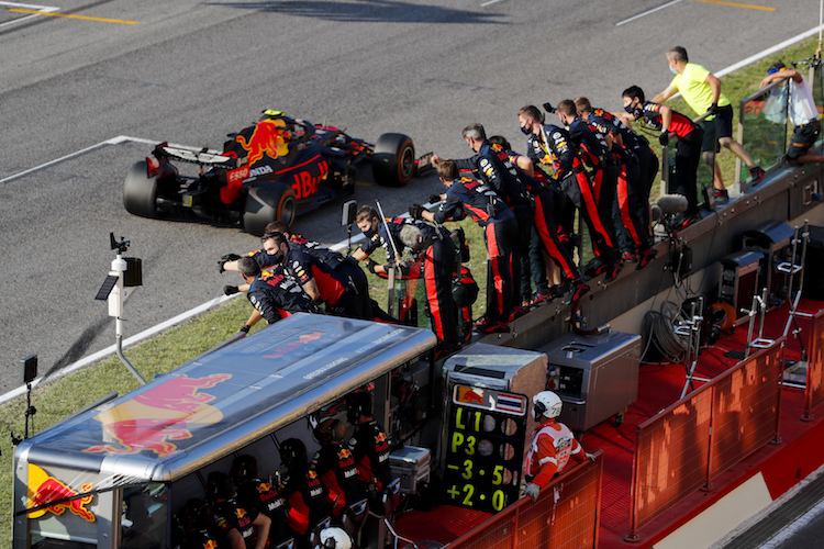 Die Red Bull Racing-Mechaniker feiern in Mugello den drittplatzierten Alex Albon