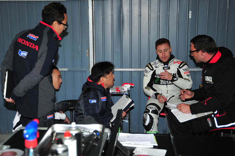 HRC-Techniker in der Box des Racing Team Germany mit Pilot Efren Vazquez und Cheftechniker Norman Rank (re.)