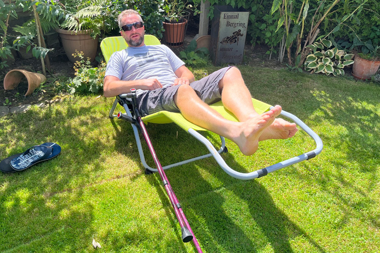 Christian Hülshorst als Rekonvaleszent im heimischen Garten