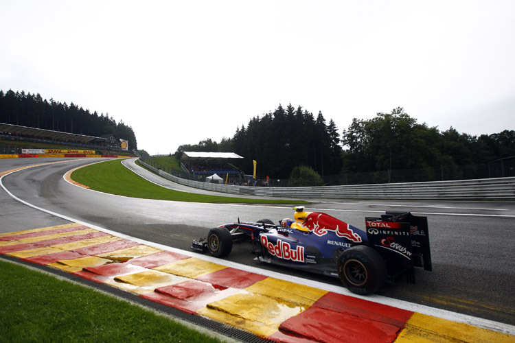 Mark Webber peilt sich durch die Eau Rouge