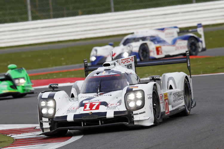 Zwei Porsche 919 starten in Silverstone aus der ersten Reihe