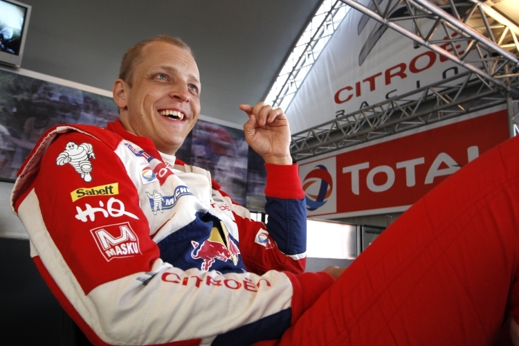 Mikko Hirvonen freut sich über die Führung.