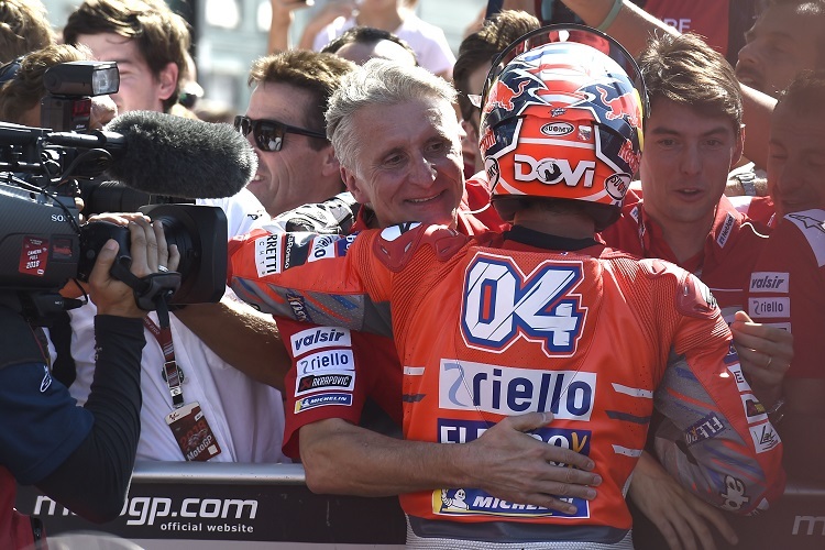 Paolo Ciabatti (li.) umarmt Ducati-Star Andrea Dovizioso