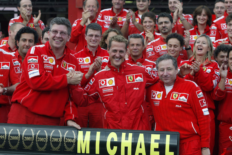 Das Ferrari-Traumteam in Belgien 2004 mit (vorne stehende) Ross Brawn, Michael Schumacher und Jean Todt