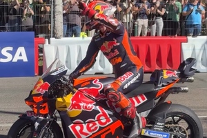 Jonas Folger auf der KTM RC16 in Budapest)
