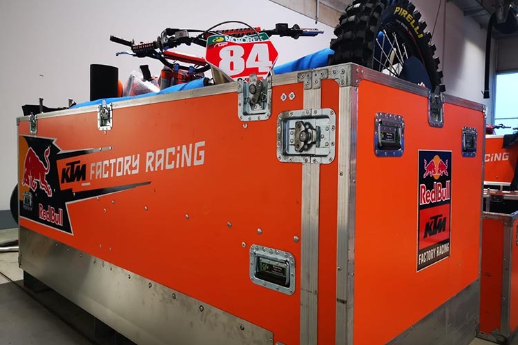 Hier wird das Material für KTM-Star Jeff Herlings verpackt