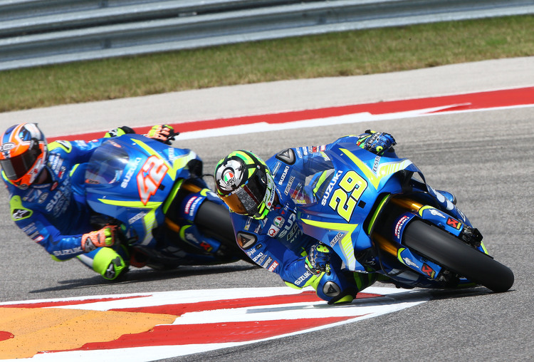 Andrea Iannone vor Alex Rins