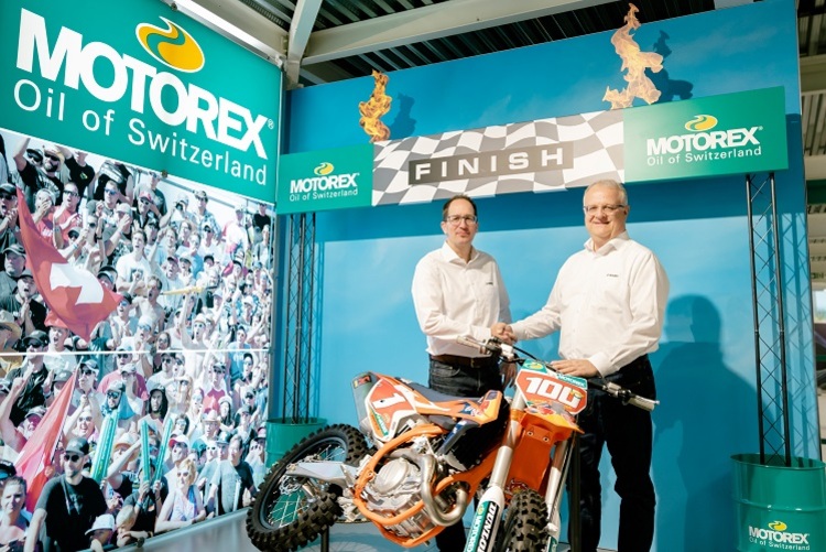 Ronald Kabella (rechts) übergibt die Leitung der Motorex-Abteilung Powersports an Andreas Vetter