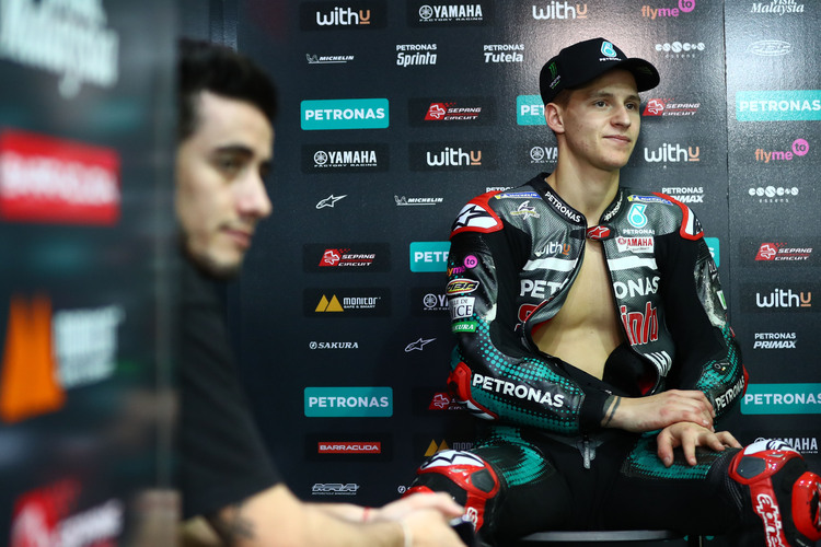 Fabio Quartararo (rechts) versucht, Valentino Rossi das Petronas Yamaha SRT-Team schmackhaft zu machen