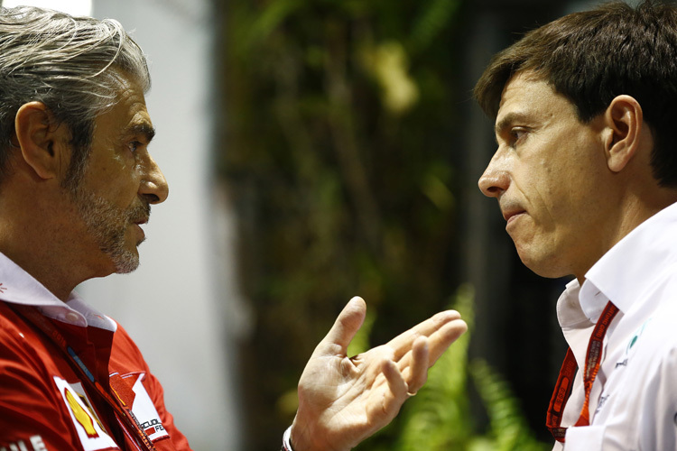 Maurizio Arrivabene von Ferrari mit Mercedes-Teamchef Toto Wolff