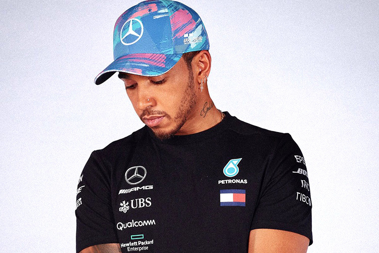 Lewis Hamilton mit einer Sonder-Editions einer Mütze für den Spanien-GP
