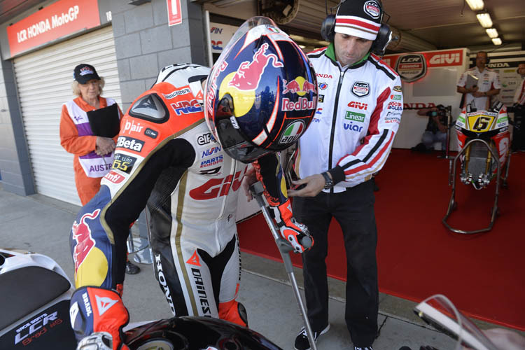 Stefan Bradl am Freitag: Mit Krücken zum Motorrad