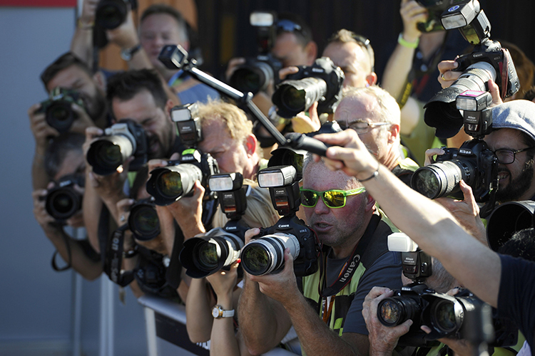 Photographen haben Ausrüstung im Wert eines Autos bei den Rennen dabei