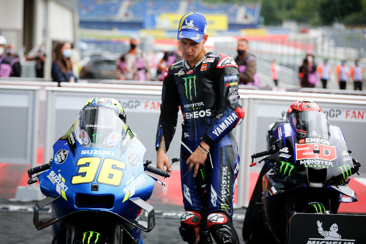 MotoGP-WM-Leader Fabio Quartararo wirft einen prüfenden Blick auf die Suzuki GSX-RR von Joan Mir