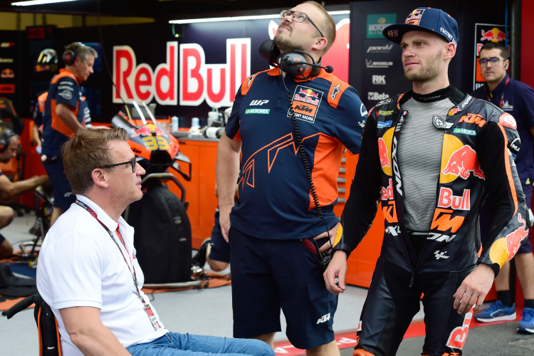 Pit Beirer (li.) mit Ing. Sebastian Risse und Brad Binder (re.)