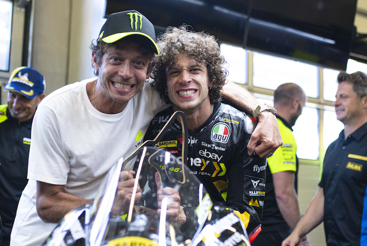 Valentino Rossi konnte Marco Bezzecchi davon überzeugen, ein weiteres Jahr im Mooney VR46 Team zu bleiben