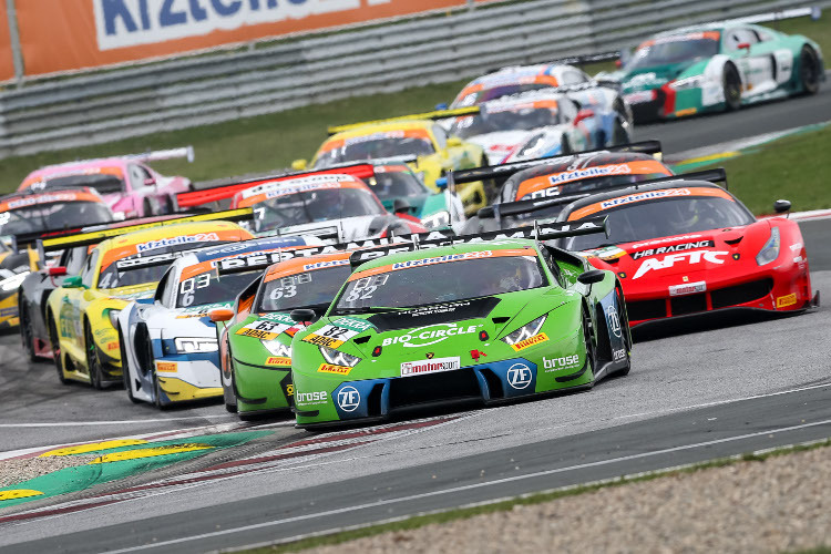 Die Lamborghini Huracán GT3 von GRT (vorne) und der Ferrari 488 GT3 von HB Racing (re.) werden von österreichischen Teams vorbereitet