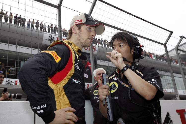 Romain Grosjean hört sich die letzten Instruktionen an