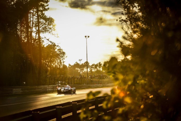 Romantische Morgenstimmung bei den 24h von Le Mans: Der Toyota TS050 führt das Feld an