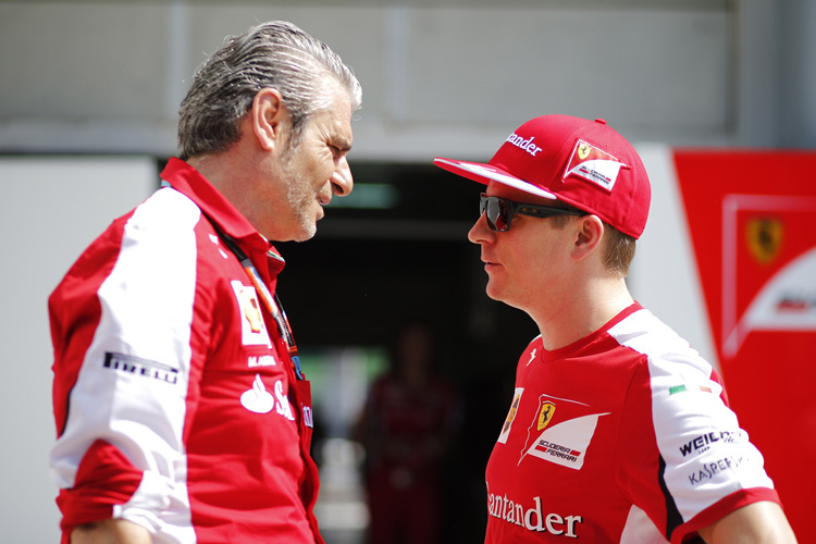 Ferrari-Teamchef Maurizio Arrivabene mit Kimi Räikkönen