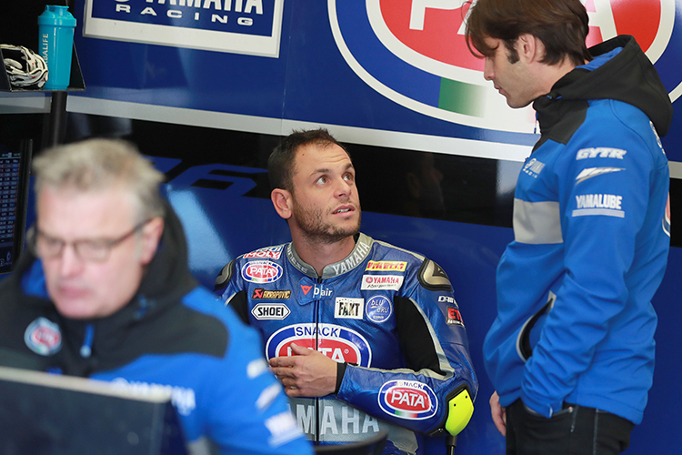 Sandro Cortese (Mitte) mit Teammanager Filippo Conti (re.)