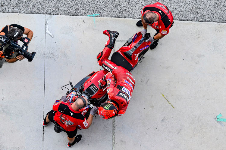 Pecco Bagnaia steigt nur mit Mühe von seiner Desmosedici