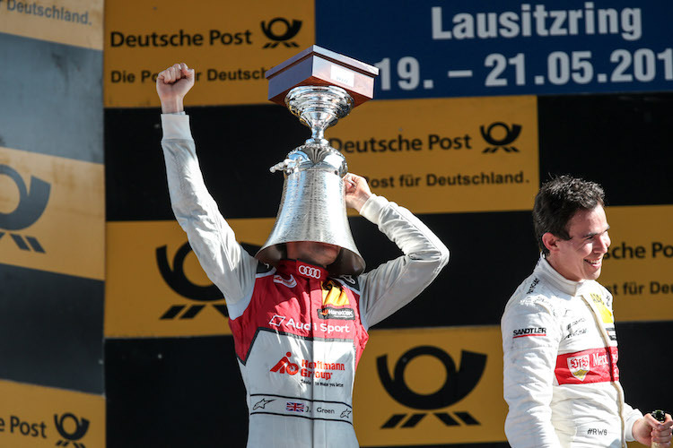 Jamie Green mit Pokal auf dem Kopf