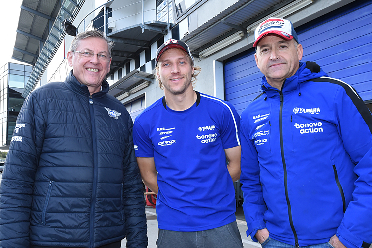 Tim Reeves mit Beifahrer Mark Wilkes und dem FIM-Techniker Bernd Schenkhut (vrnl.)