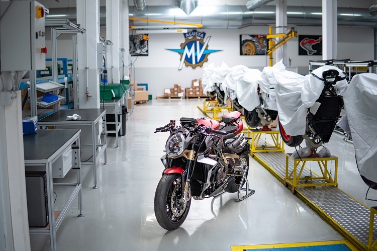 MV Agusta Brutale 1000 Serie 1000: 300 km/h mit einem unverkleideten Motorrad - da werden die Fahrer gefordert sein