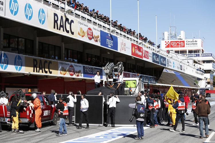 Fernando Alonsos McLaren kommt in der Box an