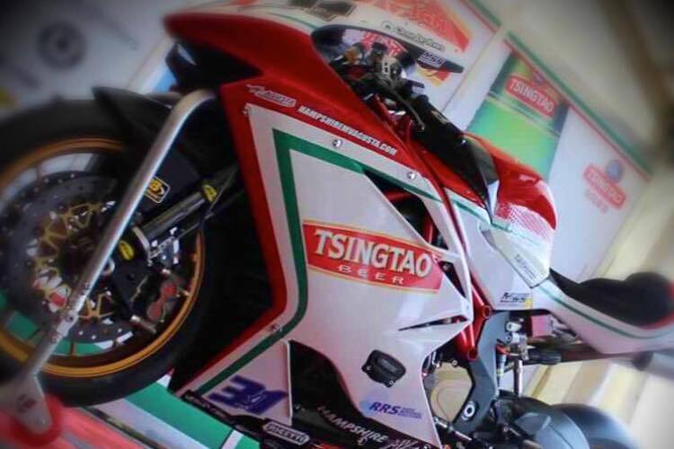 Die Tsingtao MV Agusta F3 wird in Thruxton von Lorenzo Zanetti pilotiert