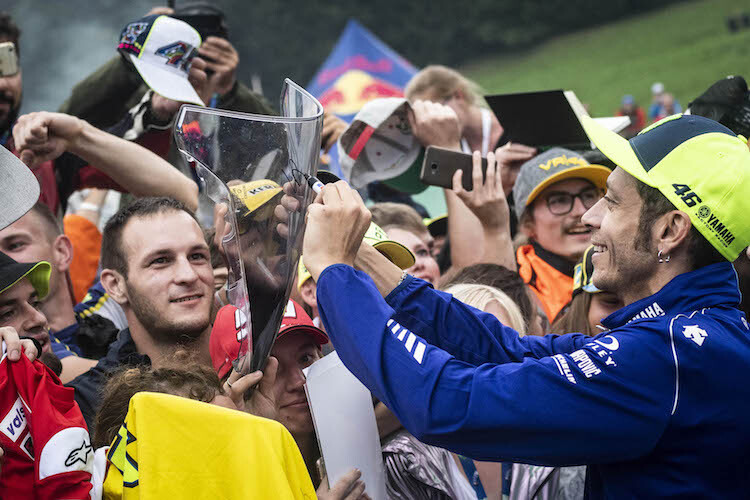 Auch Superstar Valentino Rossi verteilt eifrig Autogramme