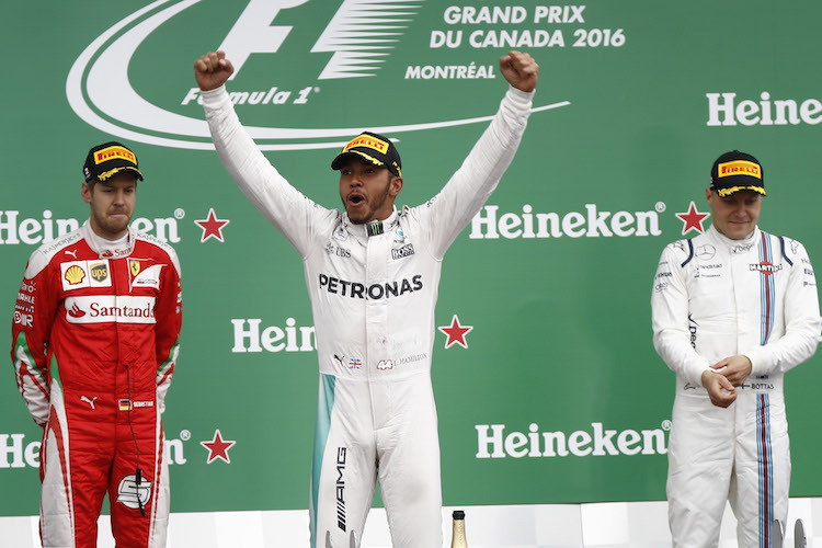 Lewis Hamilton feiert seinen Sieg