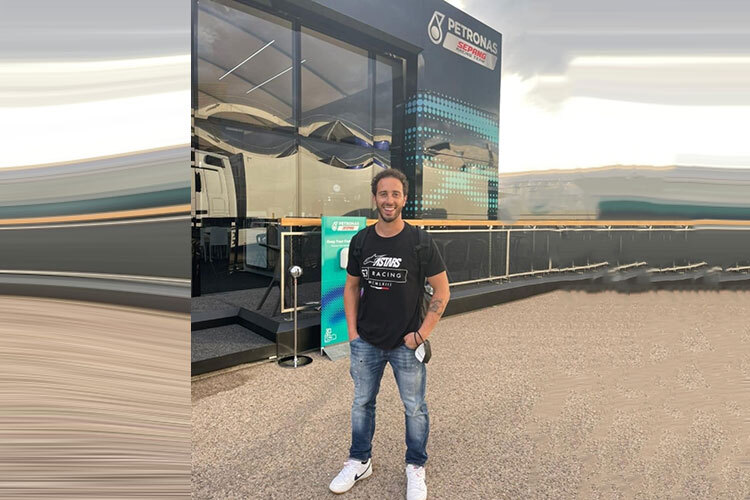 Andrea Dovizioso vor der Petronas-Hospitality