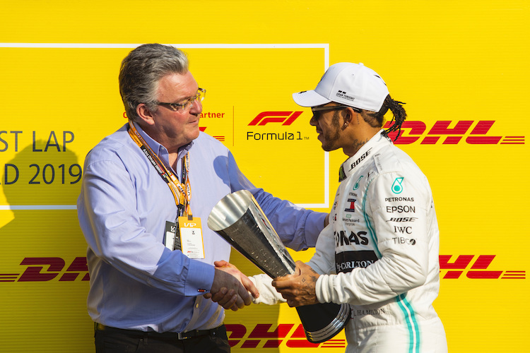 John Pearson von DHL mit Lewis Hamilton