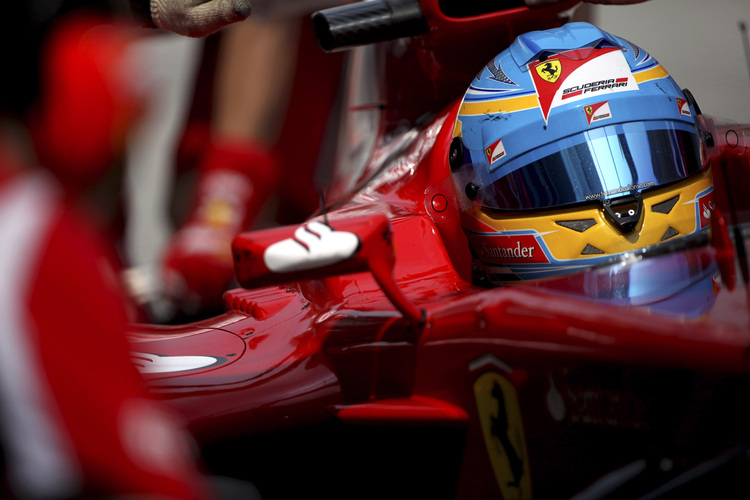 Alonso in der Hitze der Box – unterm Helm