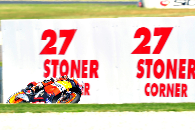 Casey Stoner vor der nach ihm benannten Kurve