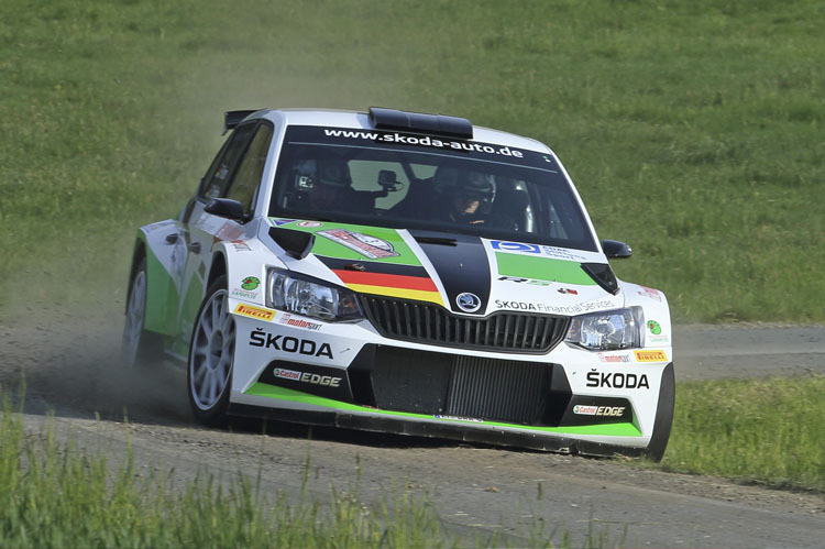 Mit Mechanikergeschick retteten sich Fabian Kreim und Beifahrer Frank Christian (Skoda Fabia R5) ins Etappenziel  