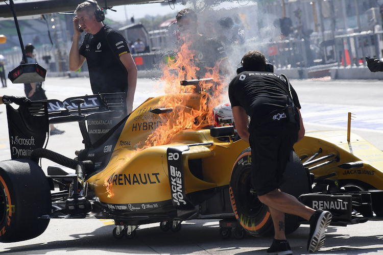 Die Turbo-Technik ist kein Zuckerschlecken: Kevin Magnussen mit seinem Renault in Malaysia 2016