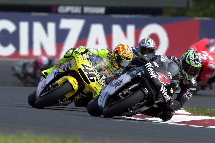 Alex Barros vor Valentino Rossi auf Phillip Island im Jahr 2001