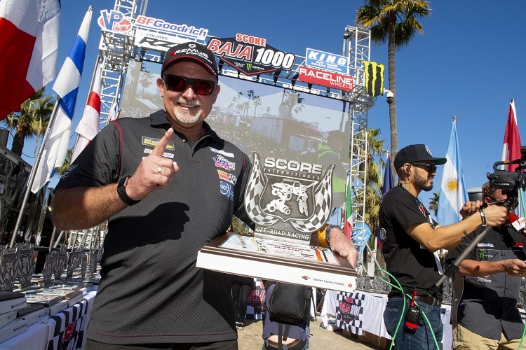 Armin Schwarz freut sich über sein Ergebnis bei der Baja 1000