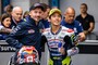 Max Biaggi und Sasaki nach dem Sieg in Assen 2022