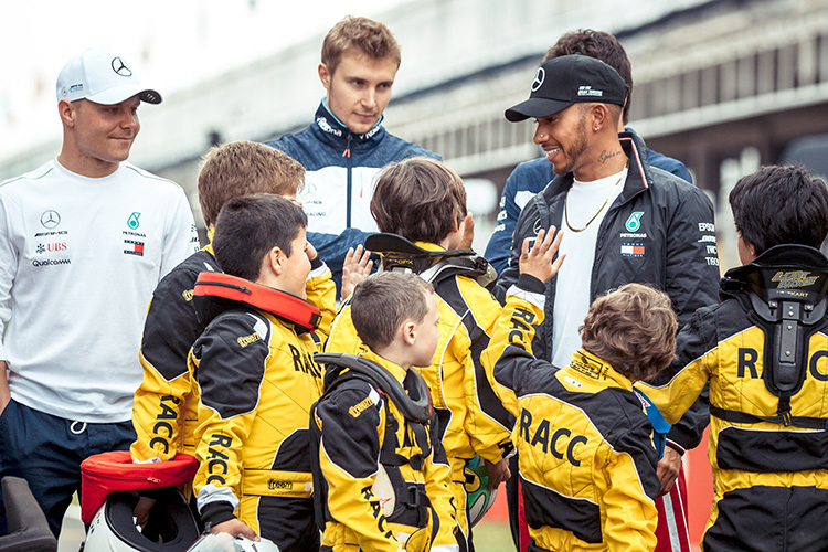Lewis Hamilton mit den Kart-Kids
