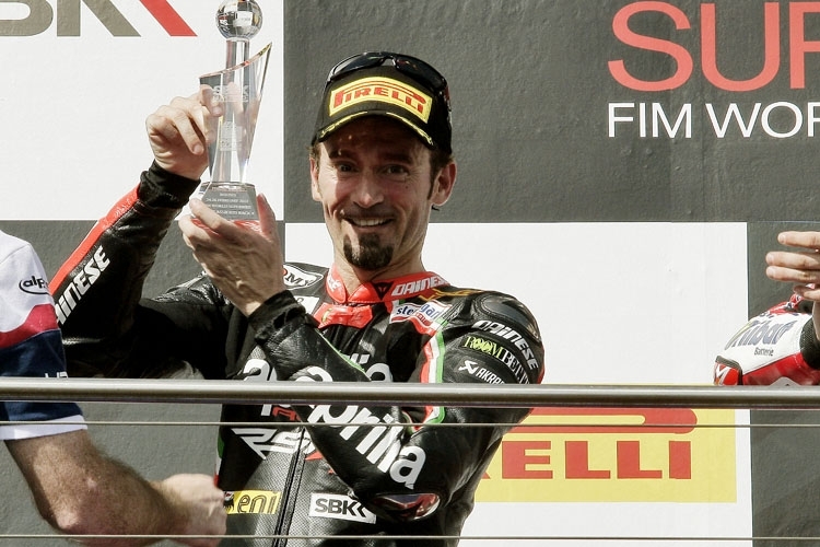 Max Biaggi jubelt über Platz 2 im zweiten Rennen.