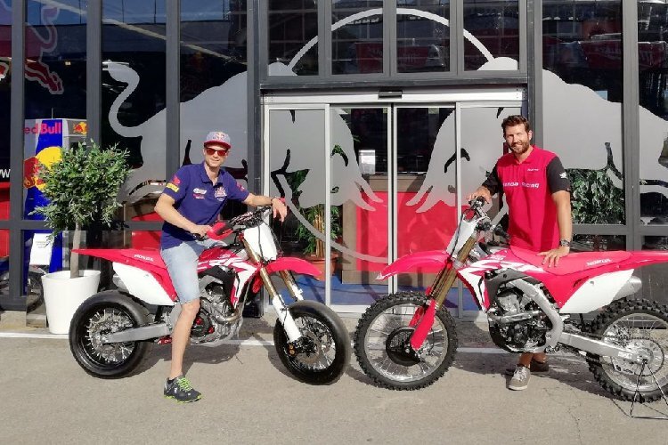 Leon Camier bekam zwei Honda CRF-Modelle für sein Training 